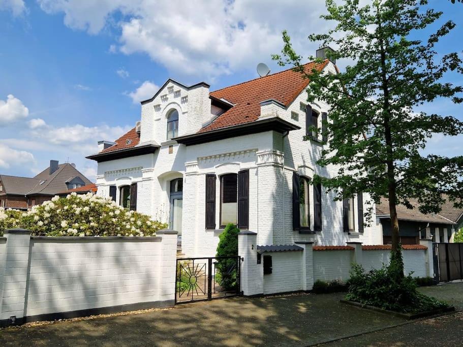Historische Villa Mit Garten, Luxus Meerbusch Exterior photo